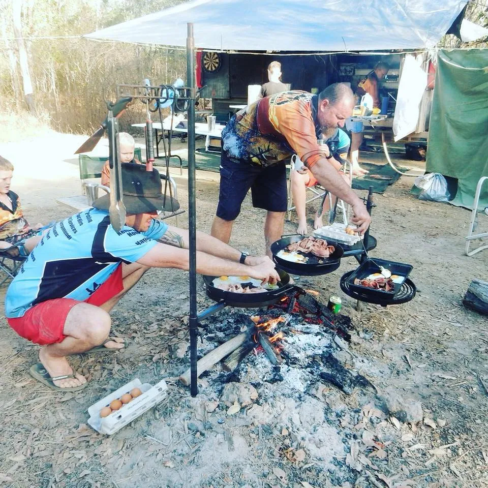 Swinging Hot Plate & Grill, BBQ Pan with Camp Oven Hook & Gloves